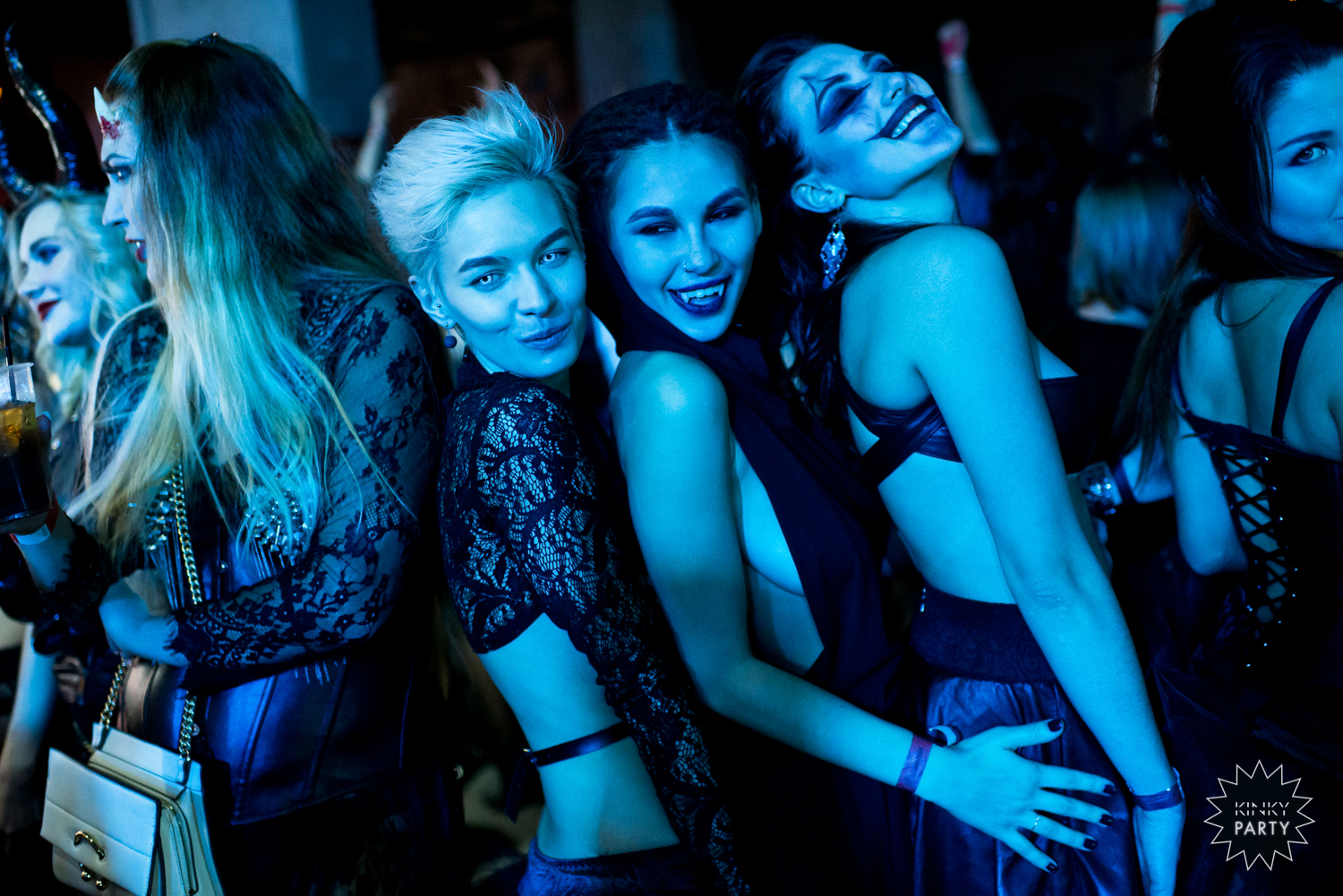 Закрытая секс вечеринка с блядьми в клубе