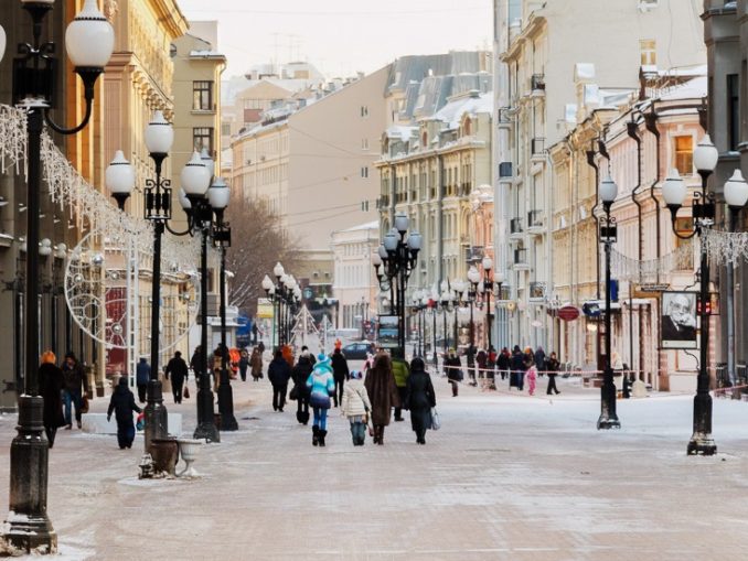 Улицы 2019. Старый Арбат Москва 2018. Старый Арбат пешеходная улица зимой 1986 год. Старый Арбат достопримечательности прогулка зимой. Москва Арбат зима 2122.